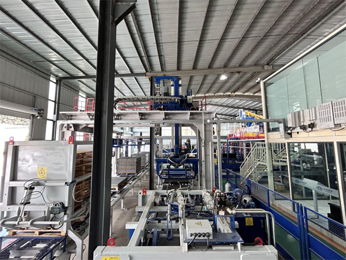 Високоякісна лінія з виробництва імітації кам’яної цегли QGM серії ZN була успішно запущена у виробництво на провідній компанії екологічних будівельних матеріалів у Південно-Західному Китаї.